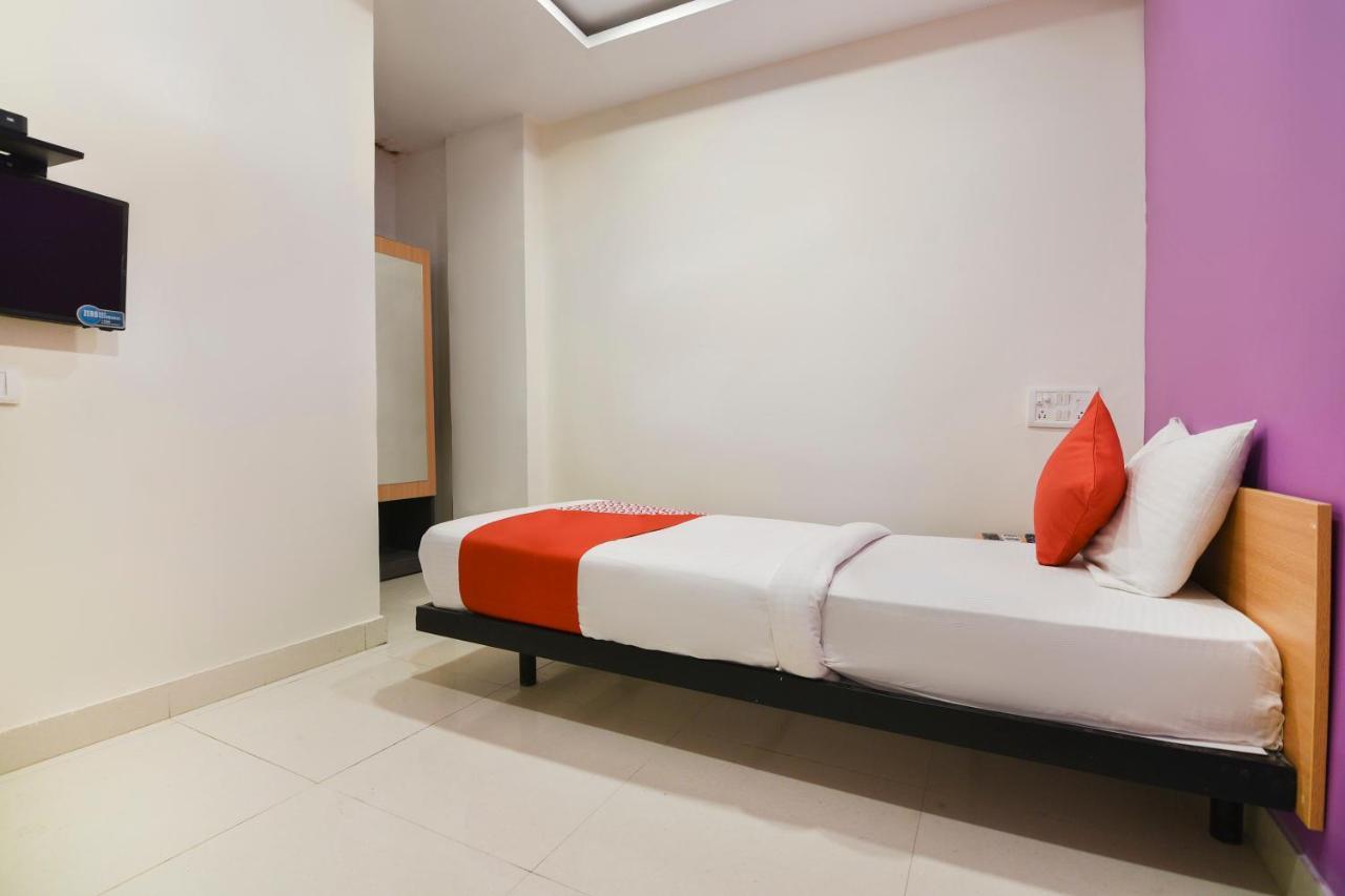 Oyo 71151 7 Treats Hotel Pune