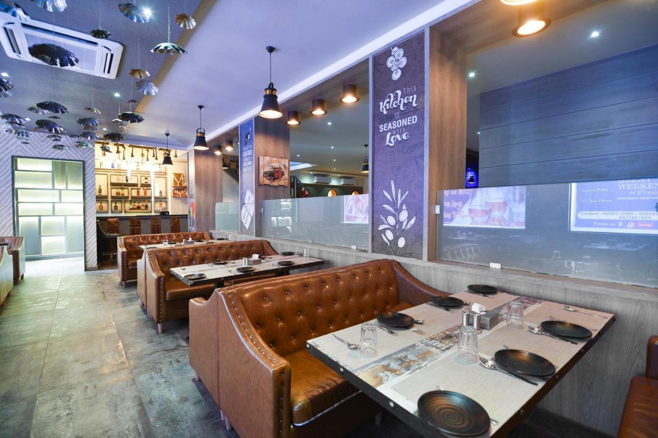 Oyo 71151 7 Treats Pune