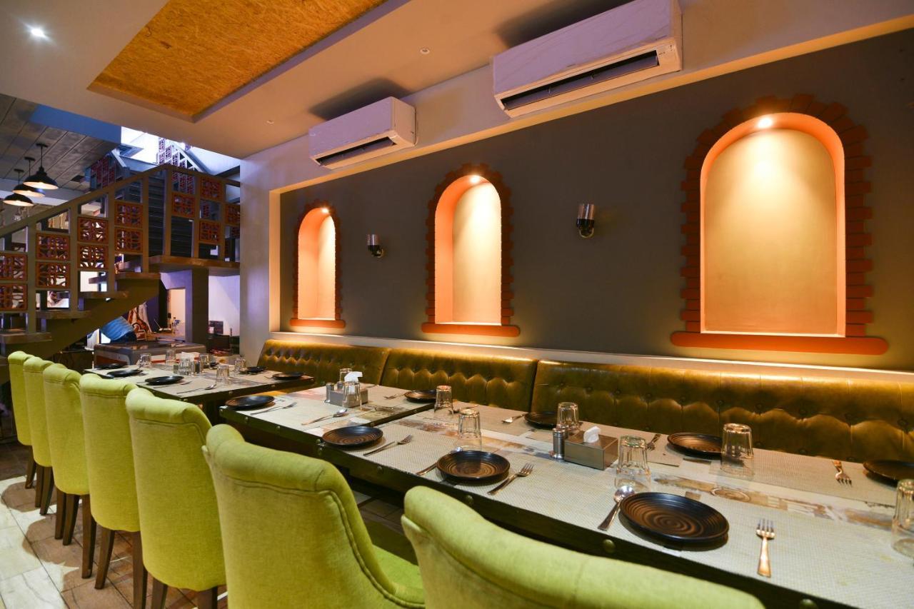 Oyo 71151 7 Treats 3* Pune